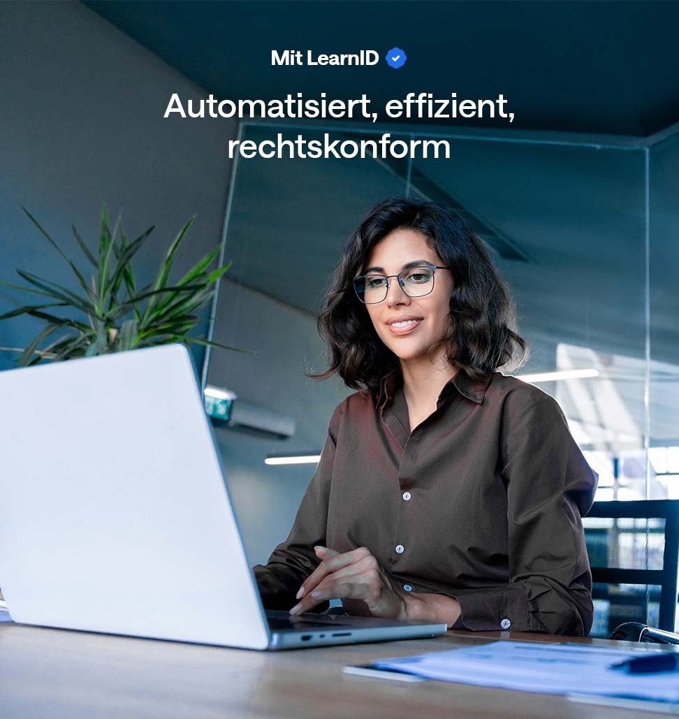 Unterweisungen mit LearnID, Frau die vor dem Laptop sitzt
